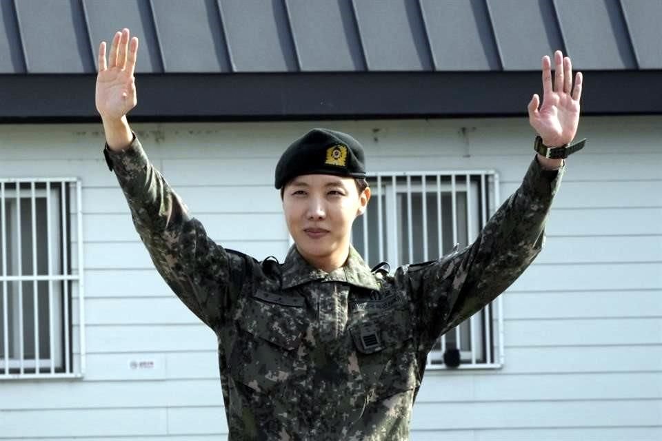 Otro de los integrantes de la banda BTS, el cantante y bailarín J-Hope, culminó su servicio militar en Corea del Sur y fue celebrado por fans.