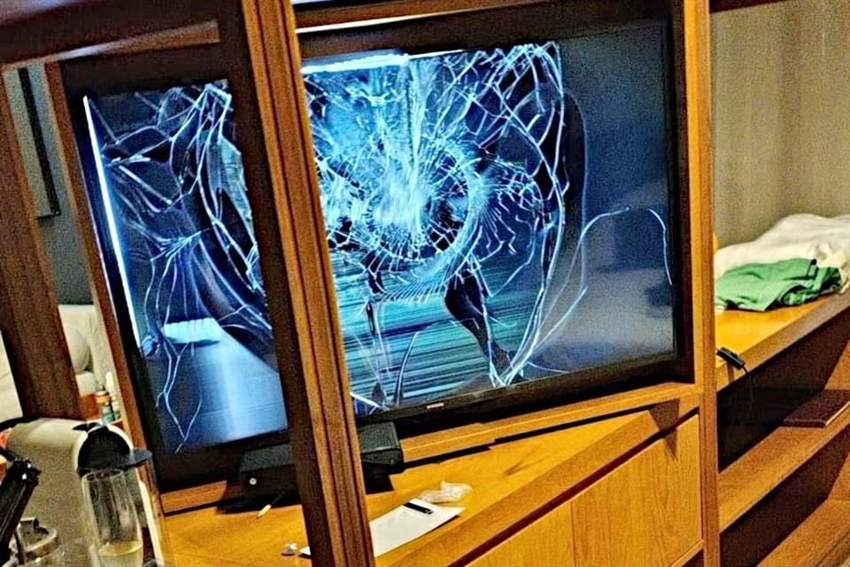 Trascendieron fotos de la suite en la que se hospedó, en la que se veía una pantalla de televisión destrozada.