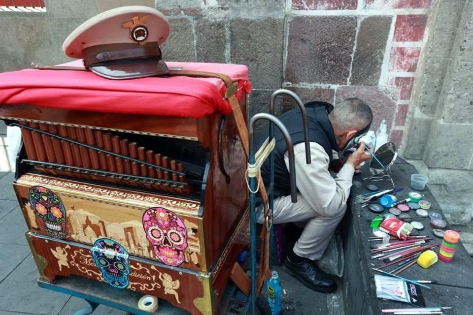 Con ayuda de maquillistas profesionales, Gerardo Moreno Sánchez, el organillero creo una imagen única.