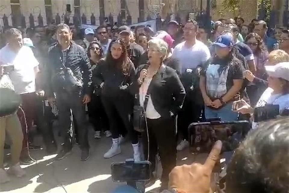 La vocera Patricia Aguayo informa de la reunión con Monreal a trabajadores del PJF congregados en el Palacio de Justicia de San Lázaro.