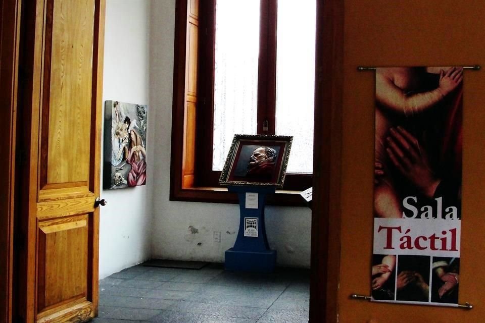 La sala táctil del Museo Nacional de San Carlos es un esfuerzo para acercar la cultura a las personas con discapacidad.