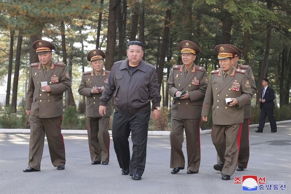 El líder norcoreano Kim Jong Un visita una instalación militar en Corea del Norte.