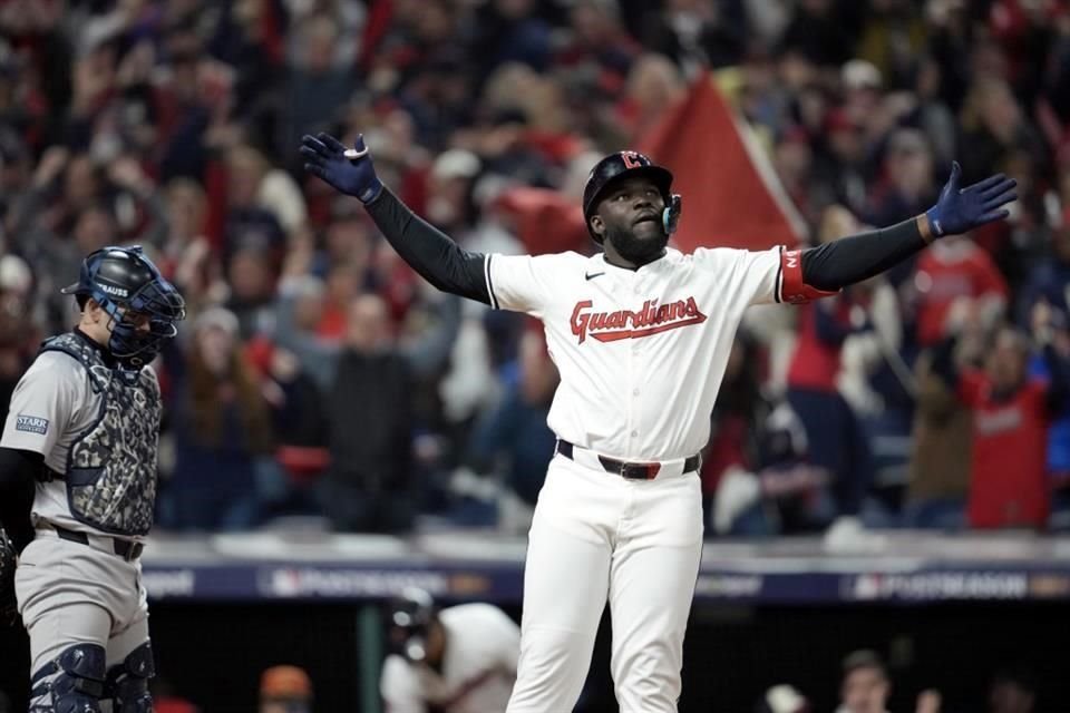 Jhonkensy Noel, de los Cleveland Guardians, celebra después de conectar un jonrón de dos carreras en la novena entrada.