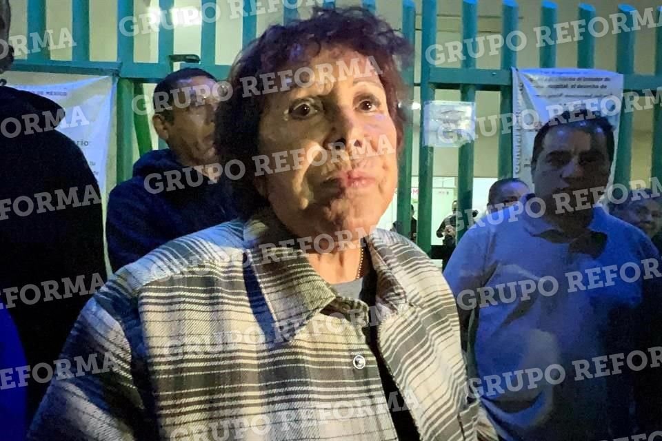 Afuera del Hospital Balbuena, Alejandra Barrios Richard responsabilizó a la Unión Tepito por el ataque directo en contra de su hija Diana Sánchez Barrios en el Centro Histórico.