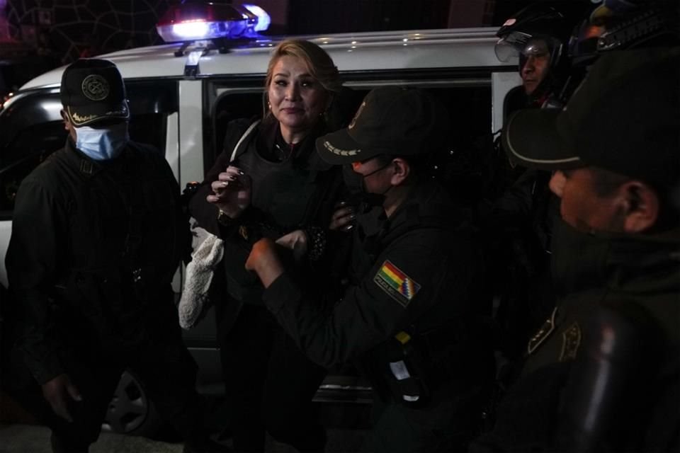 La ex Presidenta de Bolivia, Jeanine Áñez es escortada por policías en La Paz, el 17 de octubre.