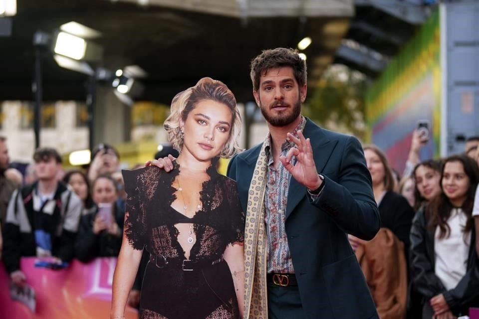 Debido a que Florence Pugh no pudo asistir a la presentación a un festival de Londres, el actor Andrew Garfield llegó con una figura de cartón de ella.