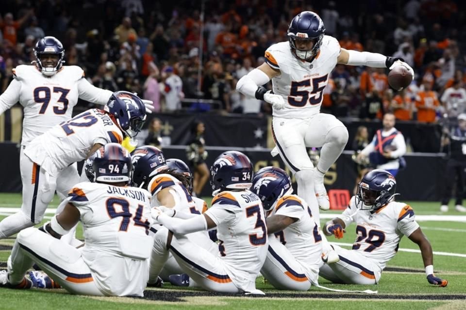 Cody Barton (55) celebra con sus compañeros tras llevar un fumble a las diagonales.