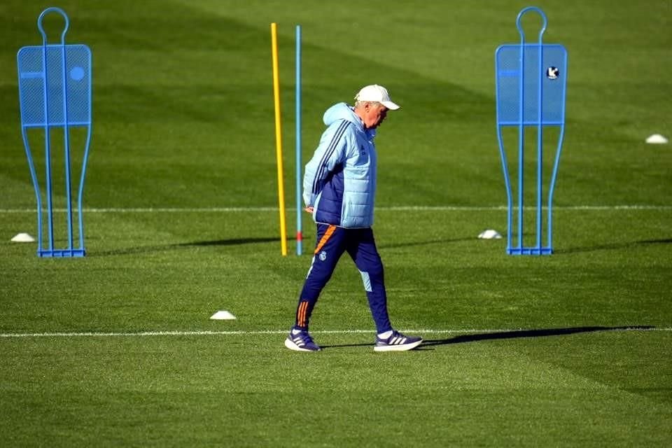 Carlo Ancelotti se concentra en el equipo.