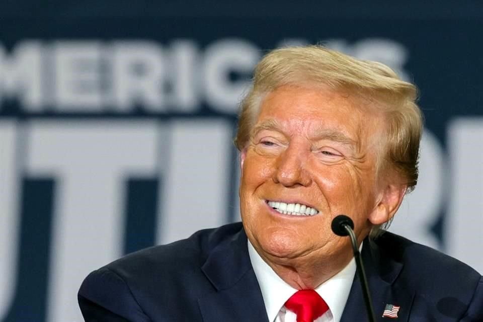 'Díganle a Stellantis que si planean mudarse, les vamos a cobrar un arancel del 100% por cada coche (...) y no se mudarán', dijo Trump.