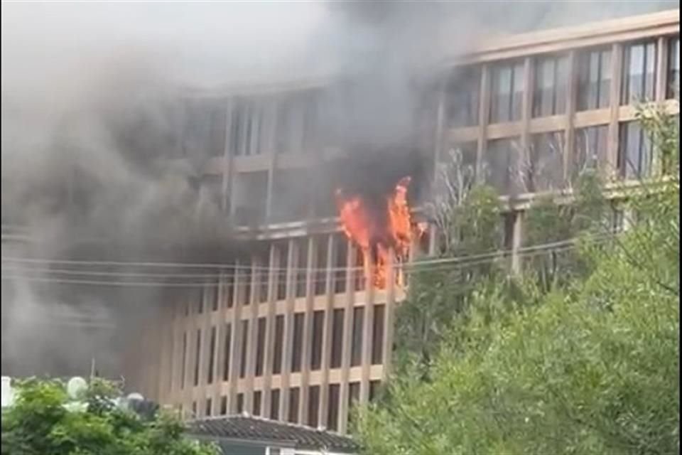 El incendio se registró en un departamento en remodelación ubicado en el sexto piso del edificio Akumal, en San Pedro.