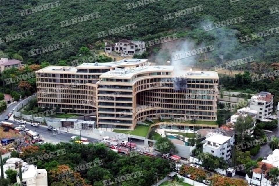 El incendio se registró en un departamento en remodelación ubicado en el sexto piso del edificio Akumal, en San Pedro.