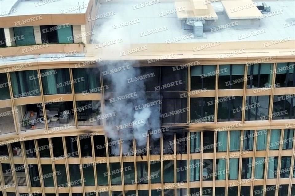 El incendio se registró en un departamento en remodelación ubicado en el sexto piso del edificio Akumal, en San Pedro.