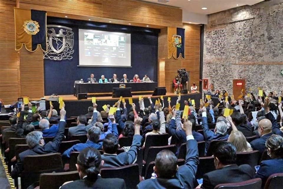 Estudiantes electos el pasado 2 de mayo rindieron protesta como integrantes del Consejo Universitario.