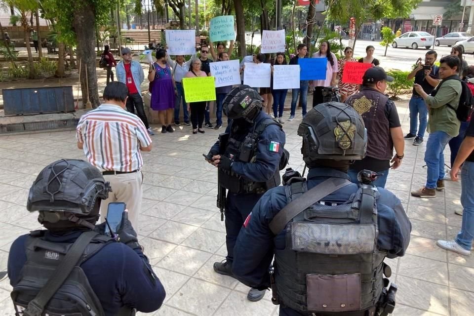 Los comunicadores se reunieron con pancartas en mano en la Plazuela Álvaro Obregón.