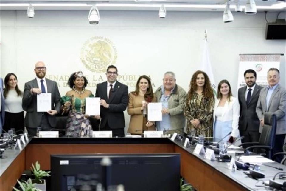 Senadores, embajadores internacionales del medio ambiente y representantes de Tangassi Capital suscribieron un convenio para buscar canales de inversión privada en infraestructura hídrica.