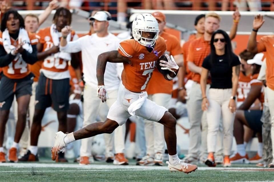 Isaiah Bond (número 7), de los Texas Longhorns se apresura para anotar un touchdown  contra los Mississippi State Bulldogs.