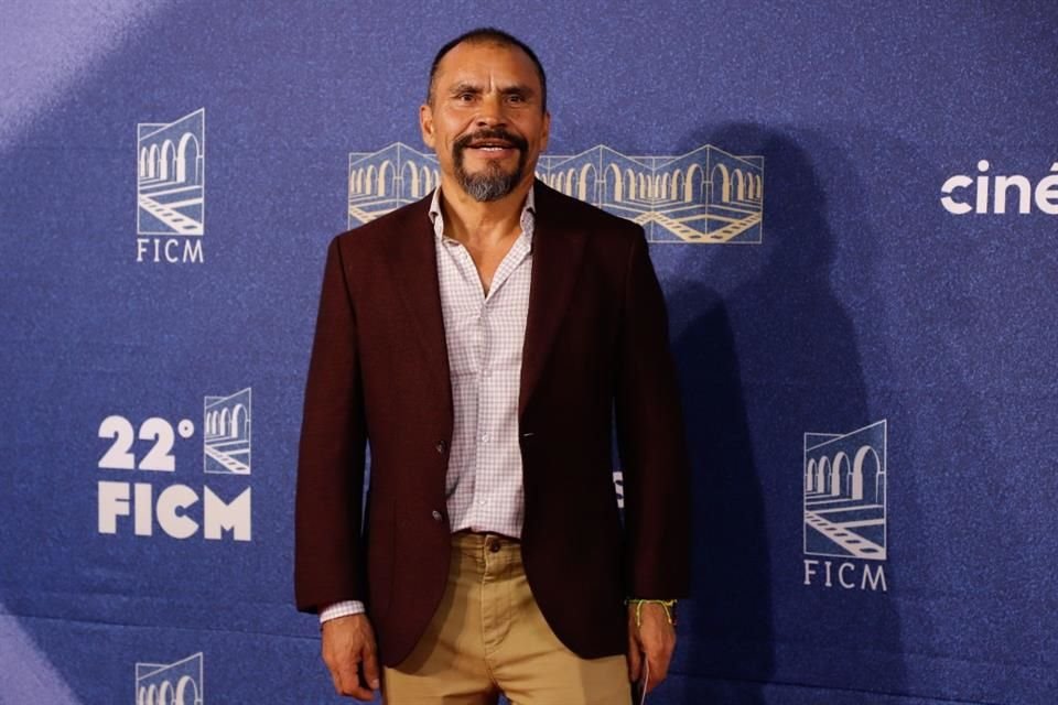 Noé Hernández llegó sonriente a la inauguración del festival.