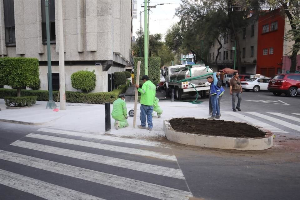 La rampa fue construida a 5 metros de distancia de la esquina, sobre Doctor Jiménez, junto a una jardinera cuyo acceso quedó impedido por autos parados sobre el carril de estacionamiento.