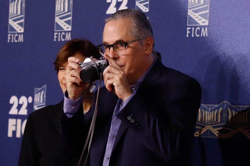 Como buen fotógrafo, Rodrigo Prieto llevó su cámara al evento de este viernes.