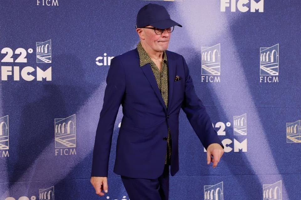 Jacques Audiard lució una gorra azul que combinó perfecto con su traje.