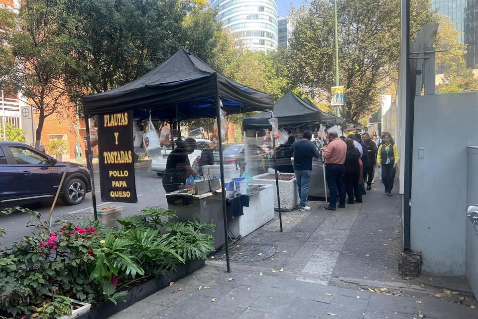 De acuerdo con colonos, la zona de oficinas provoca que aumente el comercio informal en la zona. 