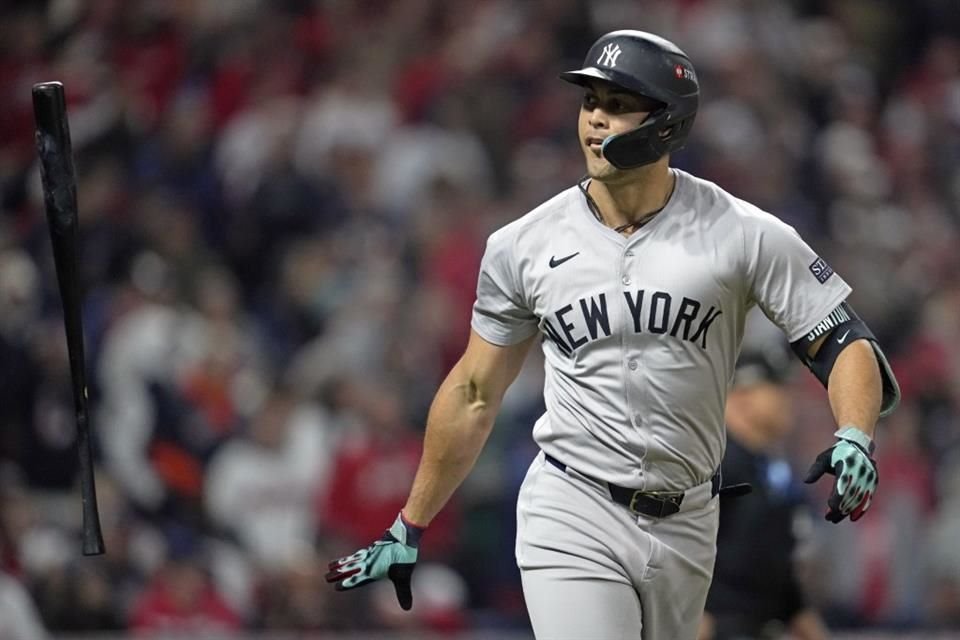 Giancarlo Stanton después de volarse la cerca.