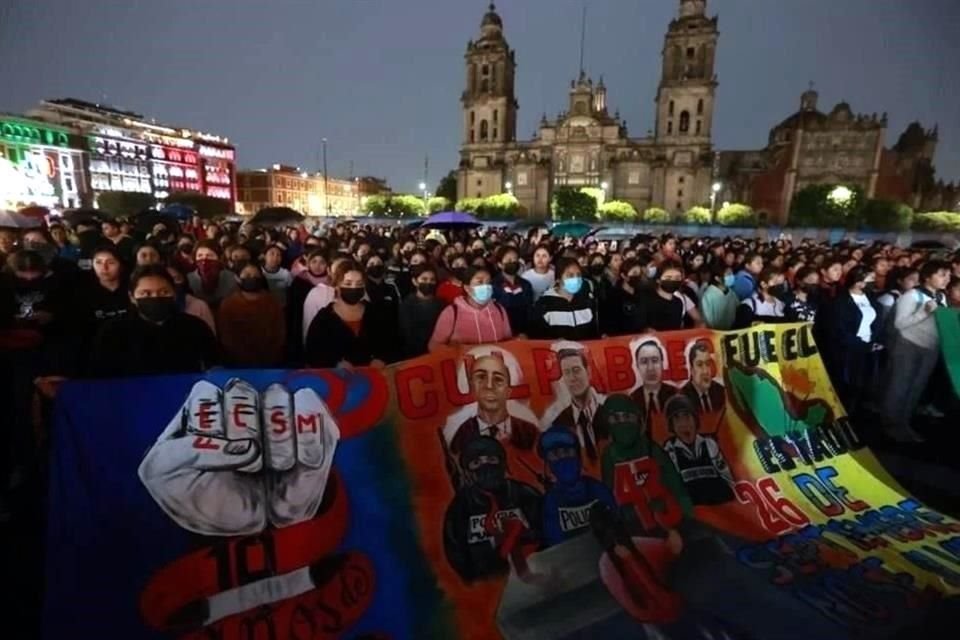 Juez federal dictó formal prisión a 4 ex policías de Iguala y Cocula por su presunta implicación en la desaparición de los 43 de Ayotzinapa.