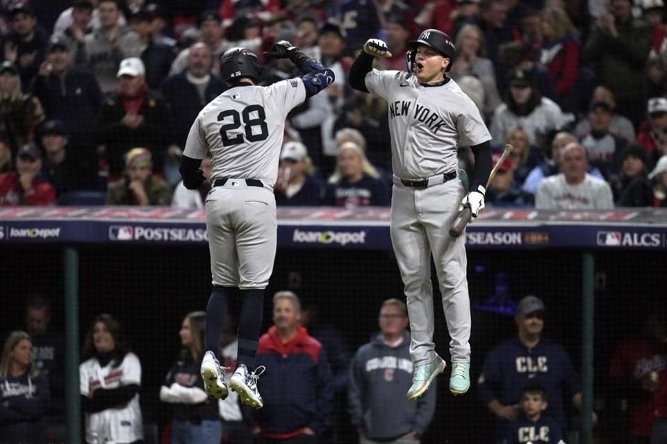 El mexicano Alex Verdugo (der.) colaboró con la victoria de los Bombarderos del Bronx.