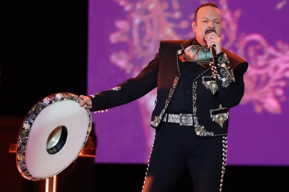 Pepe Aguilar anunció el compromiso de su hija Aneliz con Rodrigo Castillo, celebrando con humor y buenas vibras en redes sociales.