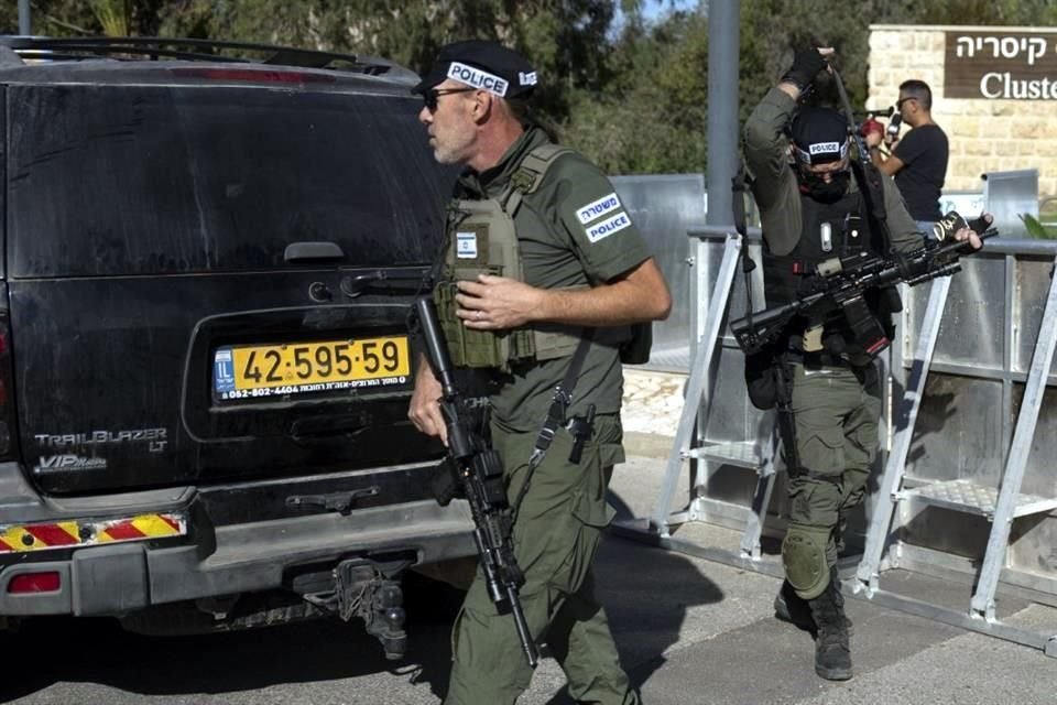 Fuerzas de seguridad israelíes patrullan una calle luego de que, según el gobierno, se disparó un dron contra la vivienda del primer ministro, Benjamin Netanyahu, en Caesarea, Israel.