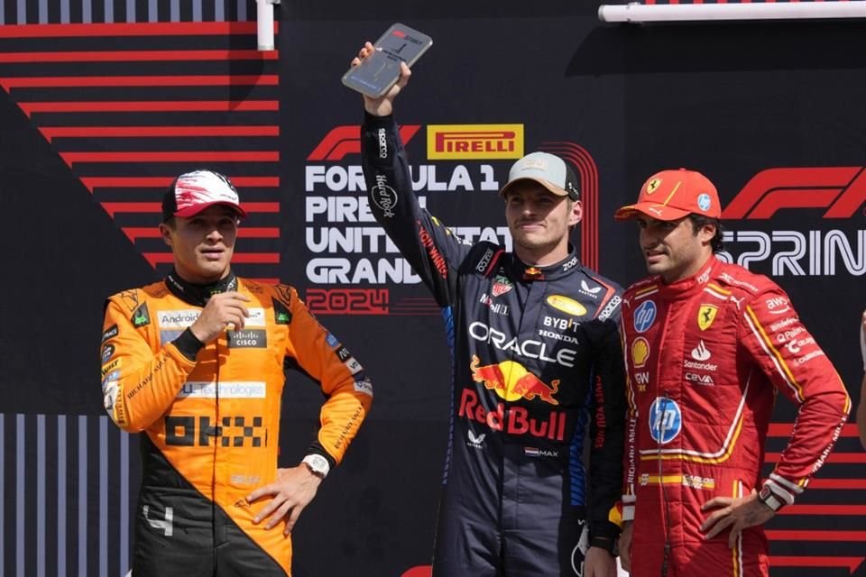 Max Verstappen presume el reconocimiento que lo acredita como el ganador de la Sprint Race en Austin.