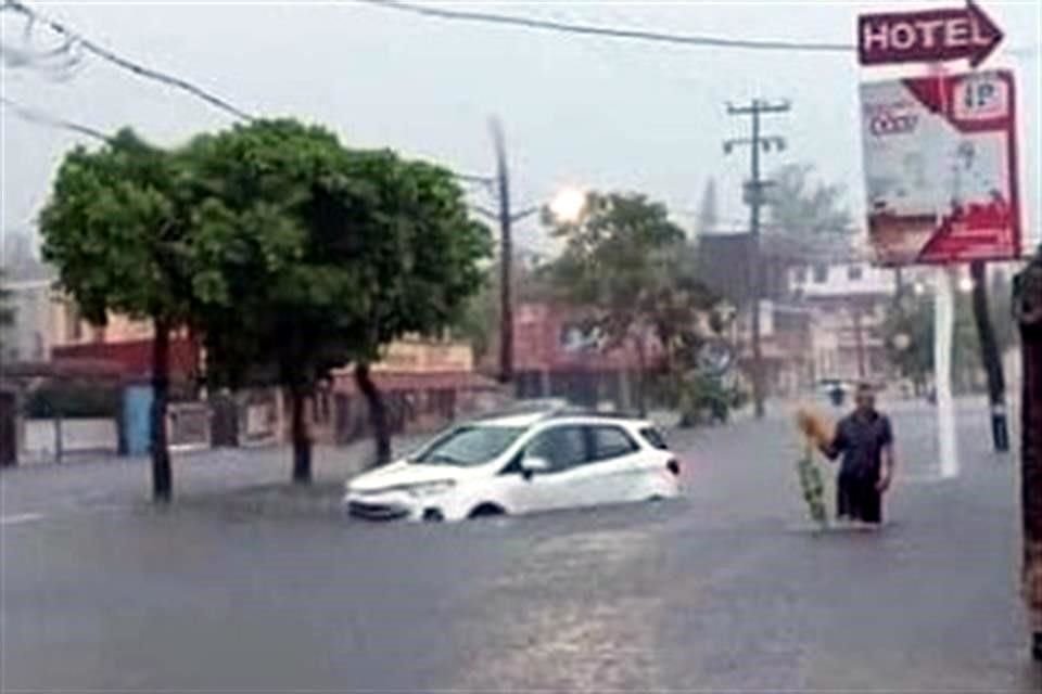 En Coatzacoalcos se difunden imágenes en redes sociales de automovilistas y motociclistas varados.