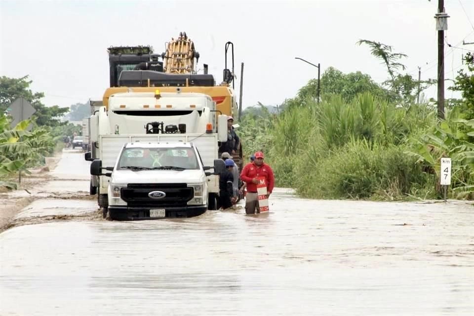 En Tabasco, el desborde del río en Jalapa, causó anegaciones en viviendas y calles.