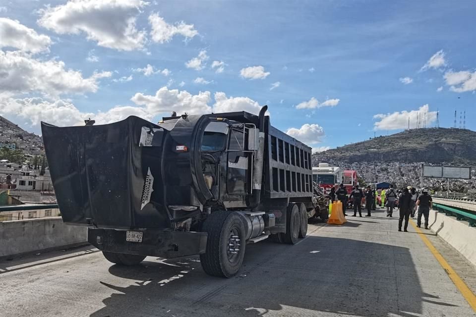 Primeros reportes señalan que el automovilista perdió el control y se estampó contra el muro de contención del puente, deslizándose hasta terminar su trayectoria contra el segundo vehículo.