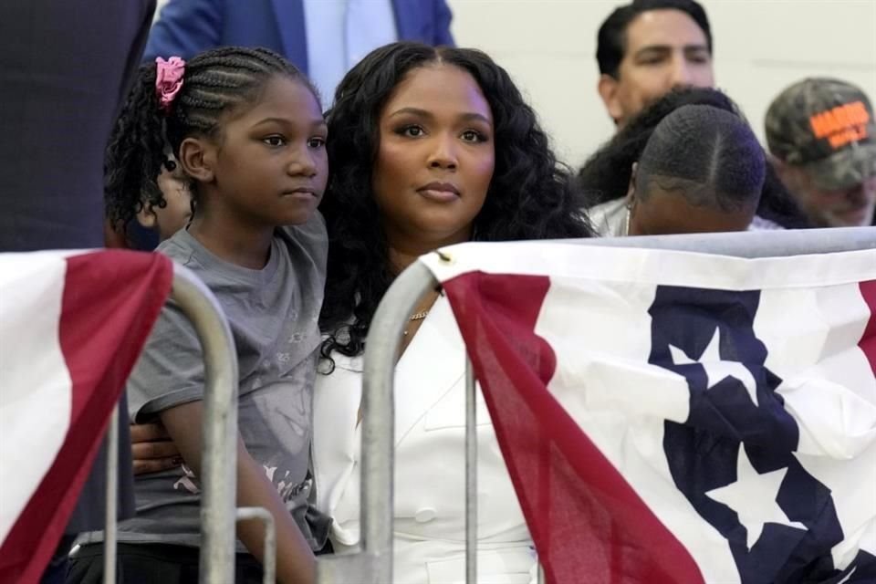 La estrella pop Lizzo apareció en Detroit para apoyar a Kamala Harris y alentar la votación en Michigan, estado clave para la votación.