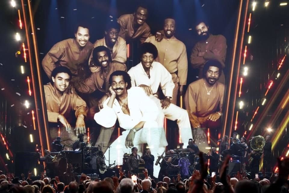 James 'J.T.' Taylor, izquierda, y Robert 'Kool' Bell de Kool & The Gang actúan durante la 39 ceremonia anual de incorporación al Salón de la Fama del Rock & Roll.