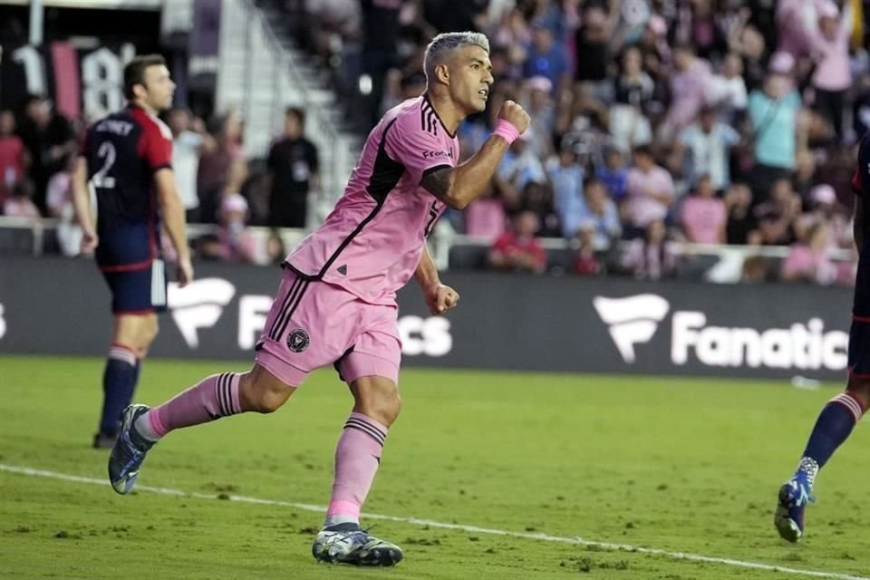 Luis Suárez marcó doblete en el primer tiempo para empatar el juego tras los dos goles del Revolution en media hora de partido.