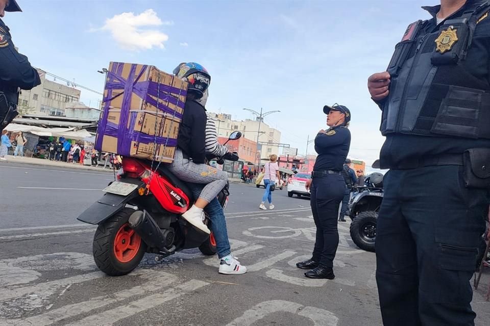 Motociclistas habituados a recorrer el Centro Histórico sin licencia de manejo ni casco fueron sancionados. 