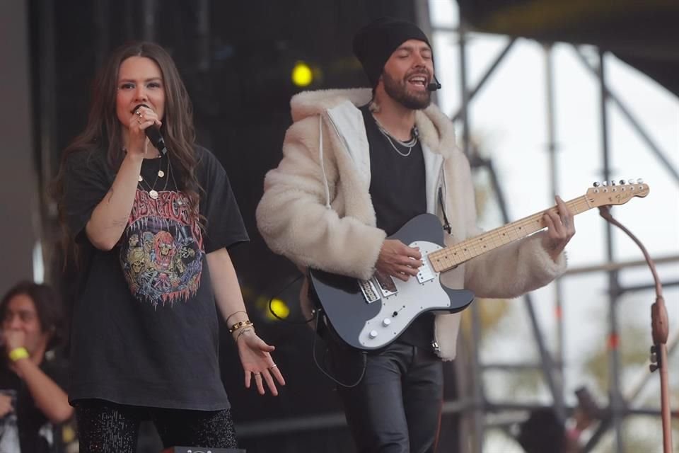 Antes de Bell, el escenario contaba con la fuerza de Jesse & Joy, quienes hicieron su aparición con 'Espacio Sideral', uno de sus grandes éxitos.