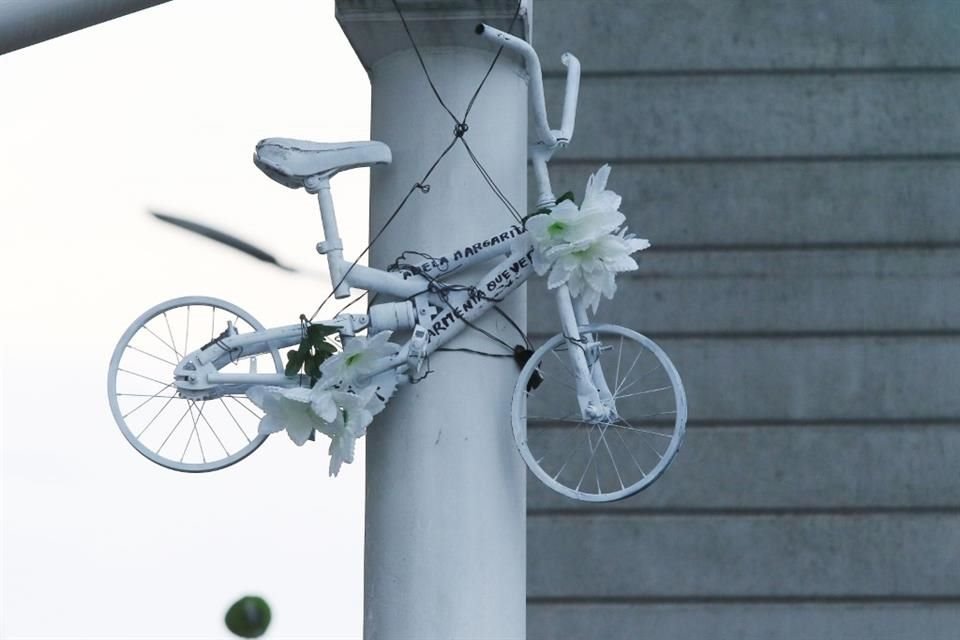 El pasado 5 de agosto, Adela Margarita Armenta Quevedo perdió la vida atropellada en la esquina de Juan Gil Preciado y Arco del Triunfo. En su honor se colocó una bicicleta blanca.