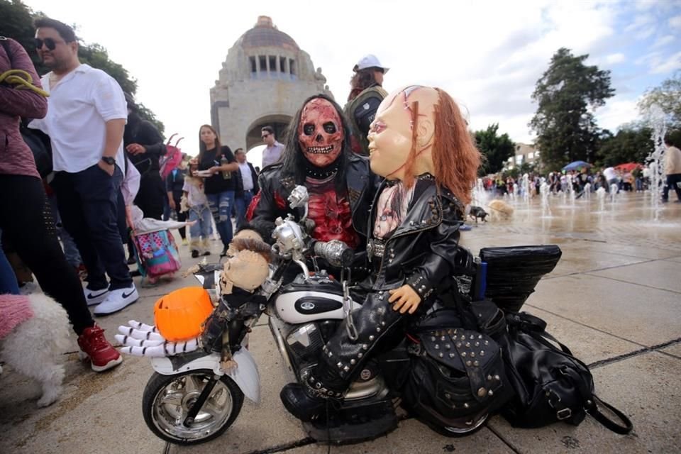 A las 16:00 horas, arrancó la Marcha Zombie desde el Monumento a la Revolución, con dirección hacia el Zócalo. 