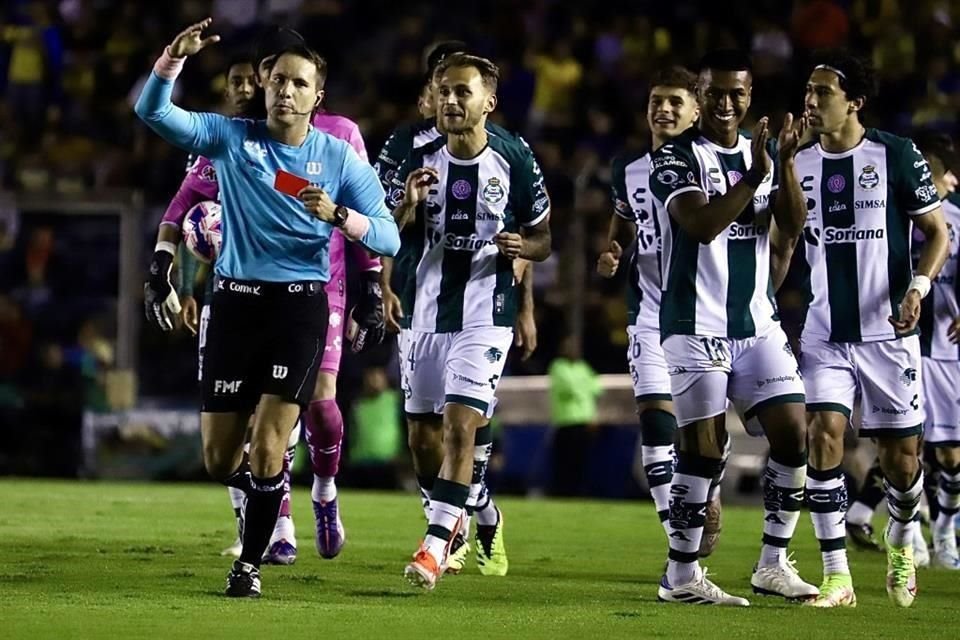 Santos Laguna se quedó con 10 hombres en el segundo tiempo y aguantó hasta donde pudo, además un autogol sentenció la goleada.