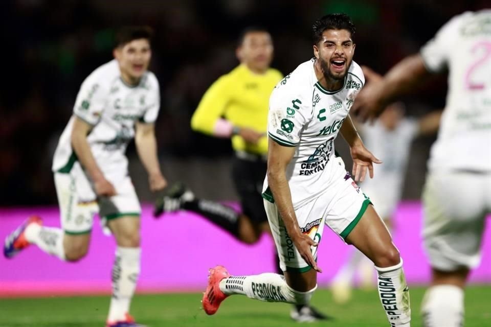 León venció 3-2 a Juárez en la frontera con un gol sobre la hora de Mauricio Isaís para seguir con vida en el certamen.