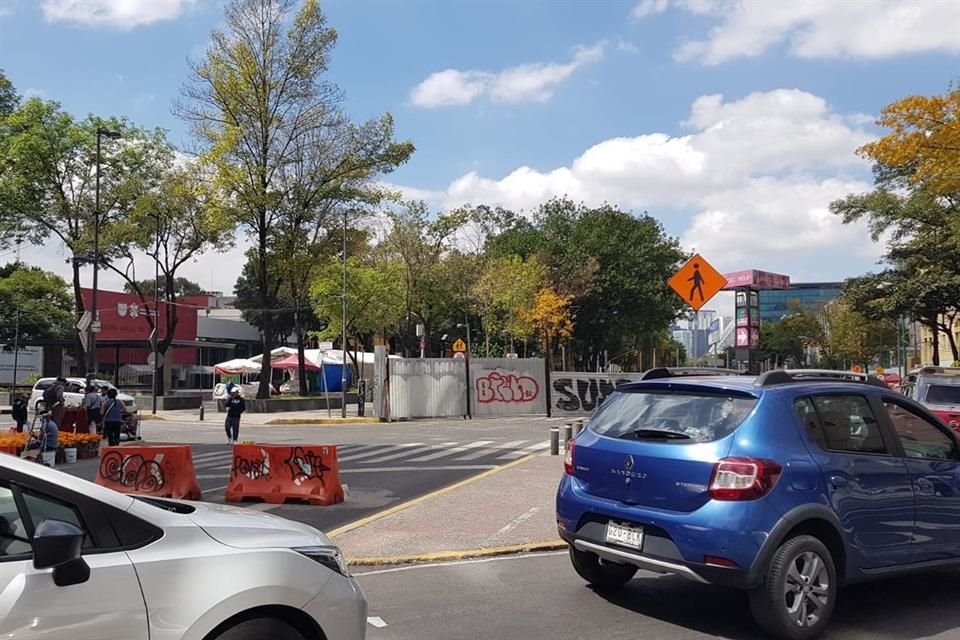 El muro de láminas provoca tráfico vehicular.