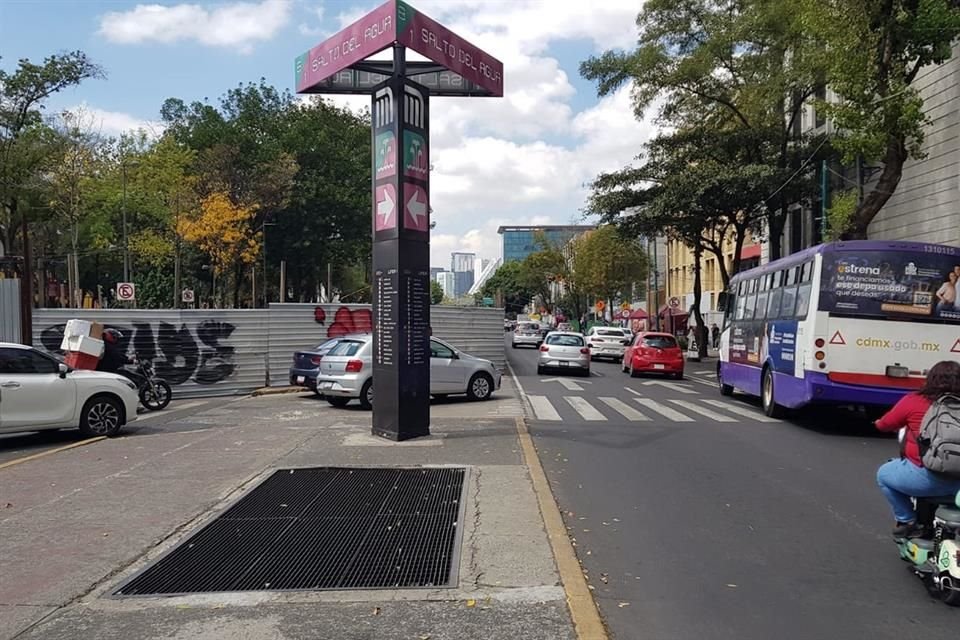 Entre el Metro Cuauhtémoc e Insurgentes, otro tapial afecta.