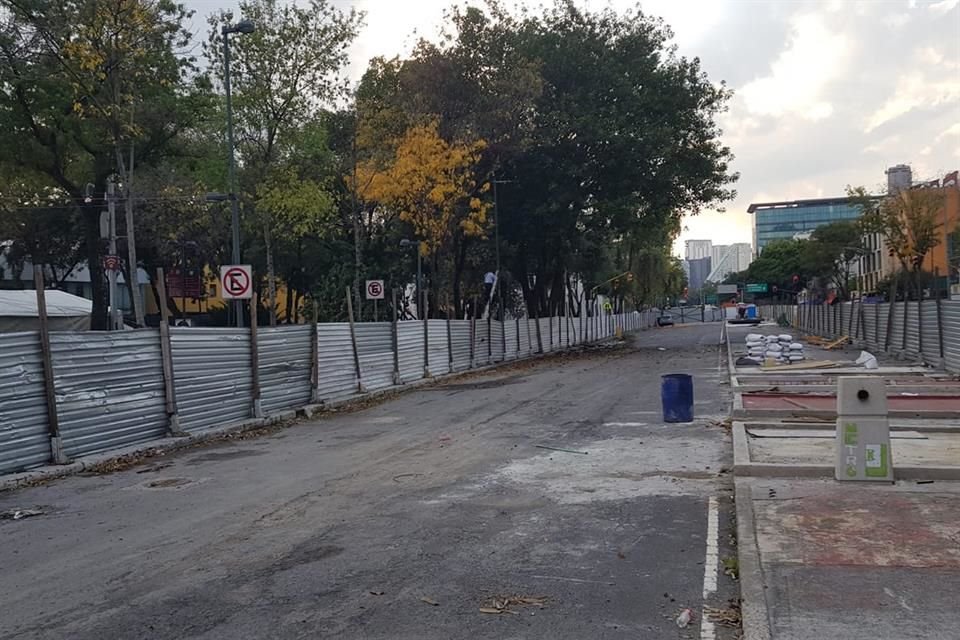 Pese a que ya no se realizan obras por la Línea 1, un tapial está en Avenida Arcos de Belén.