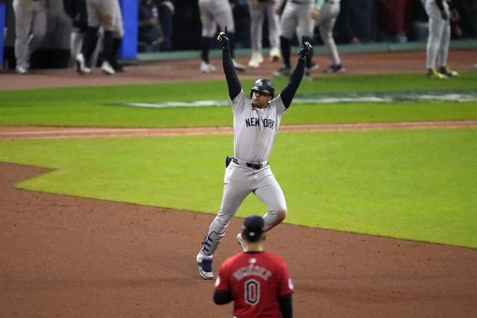 Soto se alzó como el héroe de la noche al pegar un cuadrangular de tres carreras en extra innings.