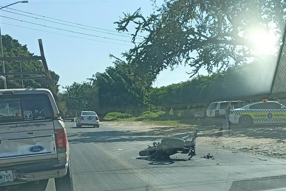 Dos motociclistas sufrieron un choque en Ajijic.