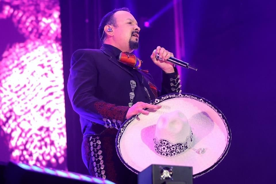 Pepe Aguilar cautivó al público con su mariachi.