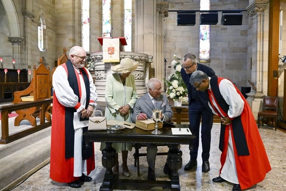 Su primera aparición pública oficial fue en la misa matinal del domingo en el templo anglicano St. Thomas